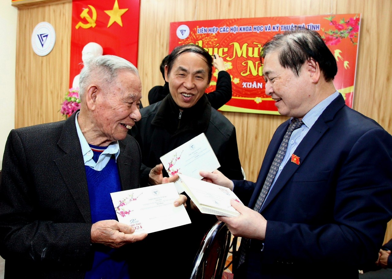 Chủ tịch Liên hiệp các Hội KHKT Việt Nam chúc tết và trao quà cho nhân sĩ trí thức, người dân khó khăn tại tỉnh Hà Tĩnh